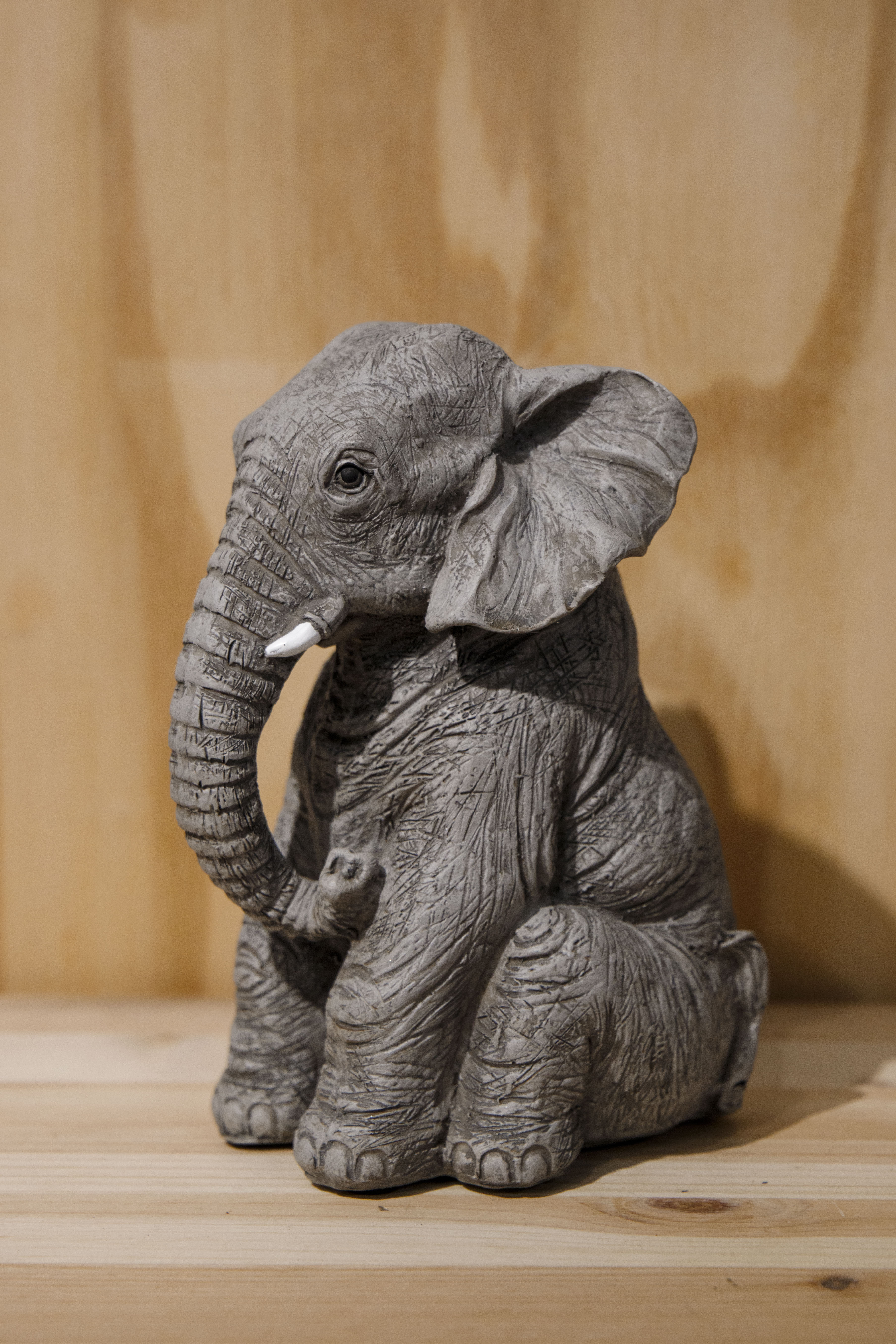 Zittende olifant - grijs