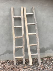 Stoer landelijk oud vergrijsd houten ladder lekker robuust decoratie laddertje handdoekenrek ladder trap trapje sober