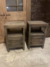 Oude hoge vergrijsd houten nachtkastje boxspring kastje  landelijk stoer halkastje plantentafeltje bijzettafeltje kastje