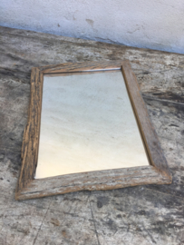 Oud vergrijsd houten spiegel lijst met spiegel 50 x 40 cm spiegeltje truckwood sloophout nerf landelijk sober stoer industrieel
