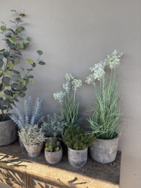 Prachtige groene plant gras wildwortel  kunst met witte bloemen bloesem in pot 60 cm
