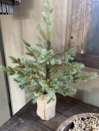 Leuk vergrijsd kerstboompje 60 cm kerstboom met lichtjes in jute zak