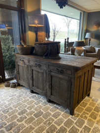 Heel gaaf oud stoer doorleefd houten kookeiland keukeneiland keukenblok kast dressoir landelijk vintage industrieel werkbank