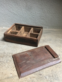 Stoere oude houten theedoos spicebox theebox tea box kruidendoos landelijk robuust oud hout