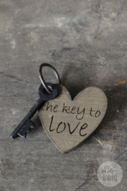 Decoratie sleutel sleutelbos met oud vergrijsd houten hanger tekst the key to love landelijk stoer kado