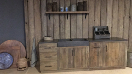 Stoer vergrijsd houten keukenblok keuken XL met hoge kast keukentje (buiten)keuken oud Elmwood met hardstenen blad en dubbele wasbak landelijk stoer grijs