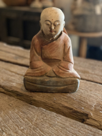 Prachtige oude houten buddha Boedha Boeddha budha beeldje rood monnik monniken beeld beeldje oud landelijk