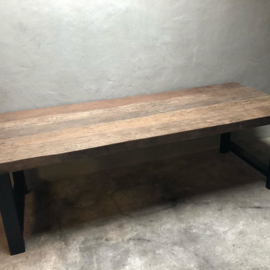 Stoere landelijke industriële tafel eettafel 200 x 95 cm bassano grof vergrijsd houten blad metalen onderstel poten industrieel stoer