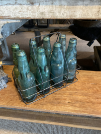 Zwart metalen kratje met oude groen blauwe glazen flesjes vintage stoer industrieel landelijk brocant