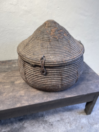 Prachtige 🤩 grote orginele oude vergrijsde mand 60 cm doorsnede dessert basket met deksel landelijk stoer sober vintage uniek desert