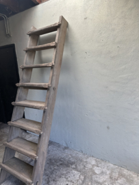 Oude vergrijsd houten open trap ladder 248 x 66 cm voor opkamer kelder of verdieping voor renovatie bij oud pand bijvoorbeeld boekenrek boekenkast etagere vide vliering kelder schap rek landelijk stoer