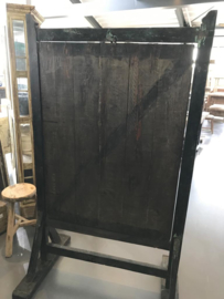 Gaaf origineel groot  houten schoolbord krijtbord op voet staand reclamebord uitzetbord straatbord hardhout zwart kamerscherm roomdivider bord scherm paneel landelijk industrieel vintage