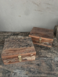 Stoere oude houten theedoos theekist theekistje theebox spicebox kruidendoos landelijk robuust oud hout