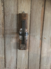 Stoere sobere wandkandelaar wandkandelaars houten wandplank met glazen windlicht in metalen houder landelijk industrieel