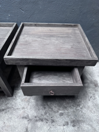 Oud vergrijsd houten kastje nachtkastje nachtkastjes hout ladekastje ladekastjes kastjes tafel tafeltje halkastje landelijk bijzettafel bijzettafeltje