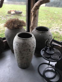 Grote oude grijs stenen kruik pot grijze mega vaas stoer sober landelijk olijfpot olijfkruik waterkruik