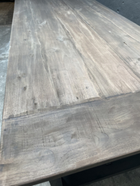 Stoere oude vergrijsd teakhouten houten tafel eettafel 240x100cm blokpoten werkbank werktafel boerentafel eettafel staltafel