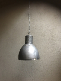 Grijze metalen hanglamp kap landelijk industrieel vintage korflamp ketel