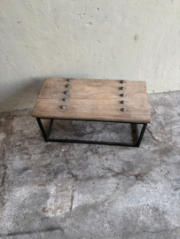 Stoere landelijke salontafel lounge tafel bijzettafel houten blad metalen onderstel deur poort beslag  82 x B42 x H39 cm