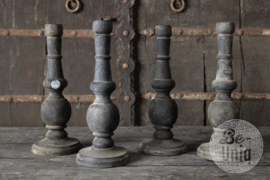Oude vergrijsd houten kandelaar boy dinerkaars ornament sierornament landelijk stoer rustiek