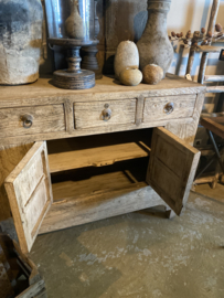 Stoer landelijk oud vegrijsd houten kast kastje dressoir commode 110 x 45 x H96 cm ladekast Sidetable wandtafel commode