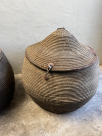 Prachtige unieke grote orginele oude vergrijsde mand 80 cm doorsnede open haard kachel hout dessert basket met deksel landelijk stoer sober vintage uniek desert