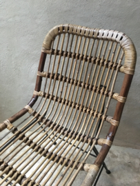 Vintage rotan rieten stoel fauteuil landelijk industrieel metalen onderstel zwart stoer jaren '70 retro rieten lounge urban tuinstoel