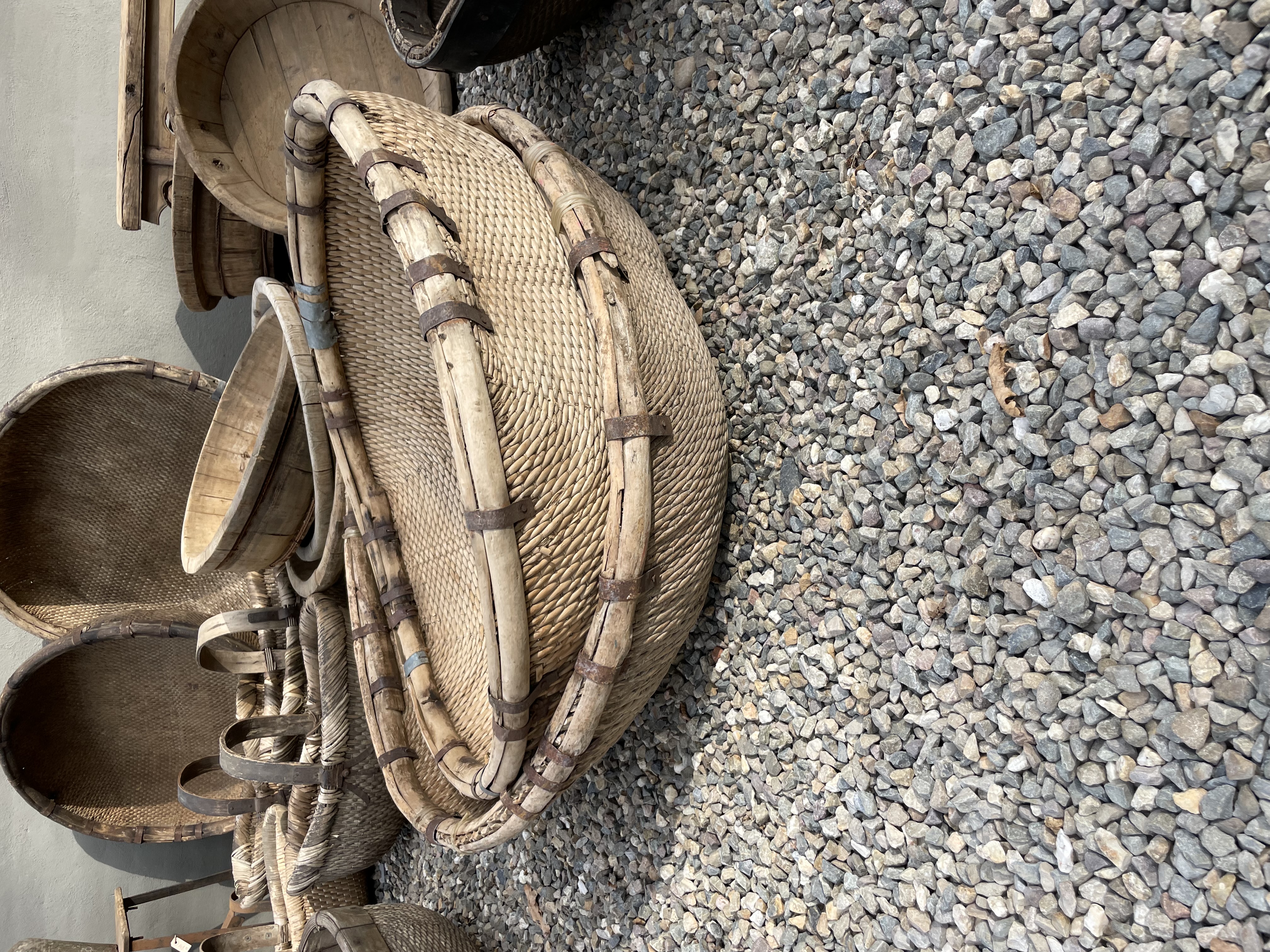 Gave grote ronde vergrijsde rieten rotan mand basket korf 85 cm landelijk sober