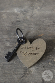 Decoratie sleutel sleutelbos met oud vergrijsd houten hanger tekst key the key to my heart landelijk stoer kado