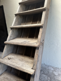 Oude vergrijsd houten dichte trap voor opkamer kelder of verdieping voor renovatie bij oud pand bijvoorbeeld boekenrek boekenkast etagere vide vliering kelder schap rek landelijk stoer