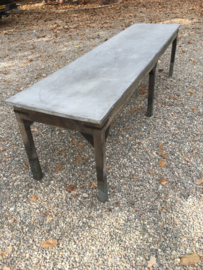 Aura Peeperkorn Enorme grote lange Stoere oude houten tafel bureau buro eettafel sidetable werktafel werkbank kookeiland zinken blad industrieel landelijk stoer grijs grijsbruin metaal hout
