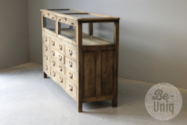 Authentieke oude vergrijsd houten toonbank vitrinekast winkelkast grutterskast kast dressoir sidetable ladekast H104 x 165 x 50 cm landelijk stoer industrieel vintage
