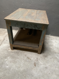 Oud vergrijsd houten tafel met ijzeren onderblad  bijzettafel werkbank workmate bijzettafel hoektafel hakblok keukeneiland keukenblok sidetable werktafel keukentafel winkeltafel landelijk industrieel vintage stoer urban hout Turkoise