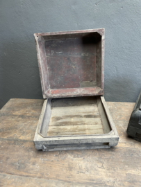 Oude vergrijsd houten bruidskoffers bruidskoffer bruidskist kist kistje bak schaal met deksel stoer landelijk zwart grijs