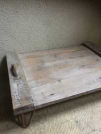 Oud rechthoekig doorleefd vergrijsd houten sloophouten bed tafeltje serveertray ontbijt op bed dienblad opstapje opstap plank op metalen voetjes roest schaal met smeedijzeren metalen handvaten landelijk stoer robuust vintage industrieel