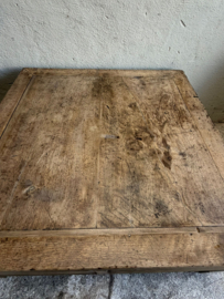 Hele bijzondere unieke oude vergrijsd houten salontafel vierkant met 4 lades landelijk stoer hout met metalen details 89 x 88 x H42 cm