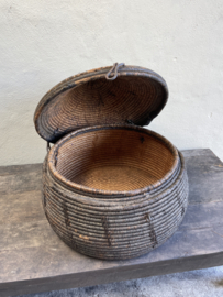 Prachtige 🤩 grote orginele oude vergrijsde mand 60 cm doorsnede dessert basket met deksel landelijk stoer sober vintage uniek desert