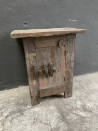 Stoer vergrijsd oud doorleefd houten truckwood kastje nachtkastje nachtkastjes landelijk stoer industrieel vintage hout