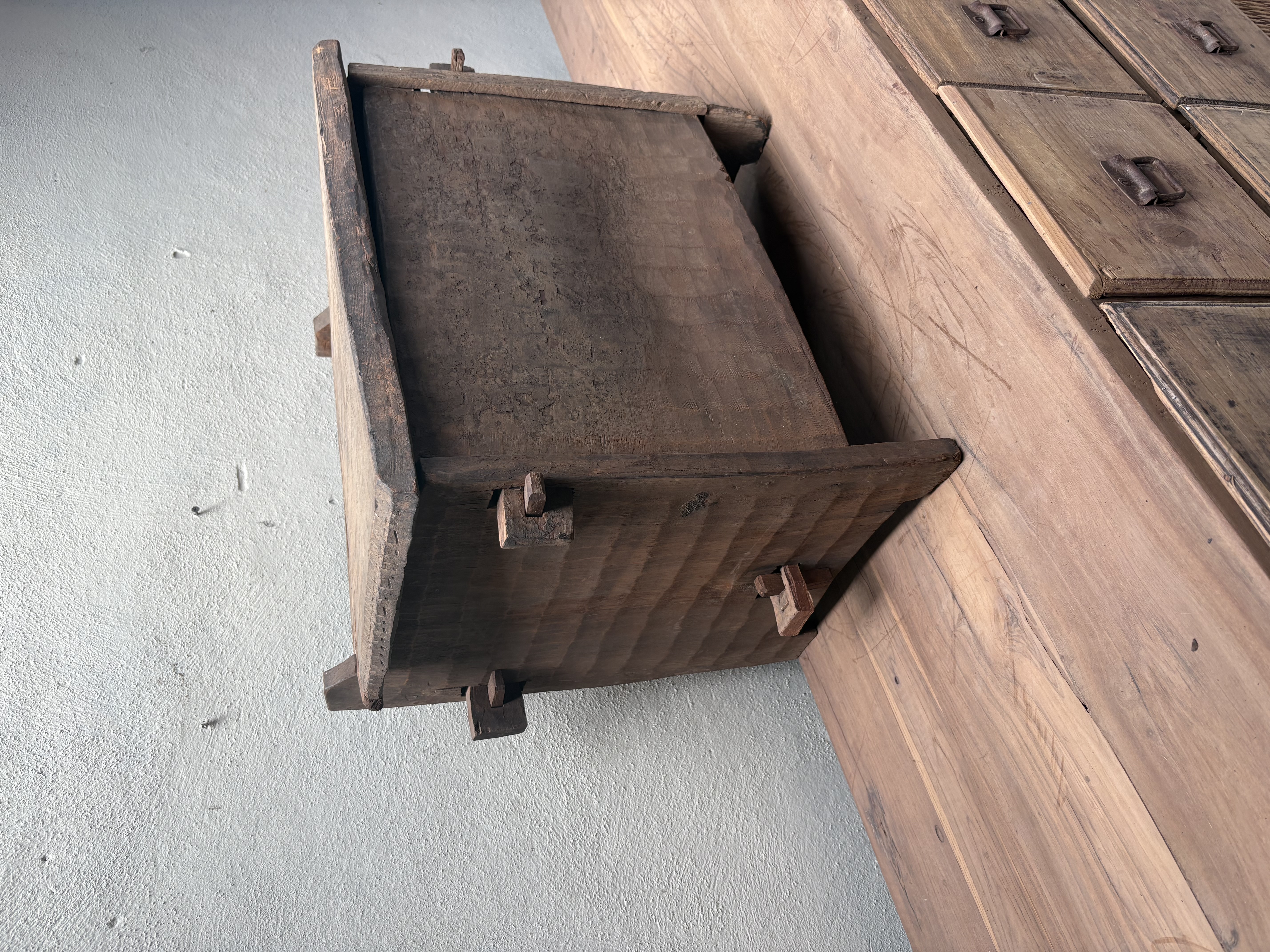 Stoere originele oude houten Himalaya kist kistje dekenkist landelijk klepbank nr 40