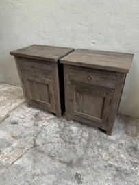 Oud vergrijsd houten kastje nachtkastje nachtkastjes hout ladekastje ladekastjes kastjes tafel tafeltje halkastje landelijk bijzettafel bijzettafeltje