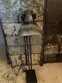 Stoere grijs zwarte vloerlamp houten kniearm voet metalen kap industrieel landelijk stoer vintage