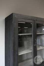 Stoere grote oude houten zwarte vitrinekast glaskast keukenkast servieskast landelijk vintage 215 x 121 x 54 cm
