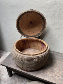 Prachtige 🤩 grote orginele oude vergrijsde mand doorsnede 70 cm dessert basket met deksel landelijk stoer sober vintage uniek desert
