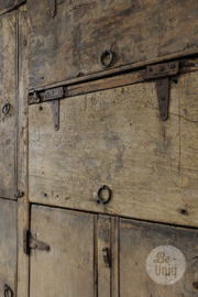 Echte unieke houten grutterskast vakkenkast dichte kast met deurtjes oud beslag 166 x 150 x 43 cm landelijk vintage industrieel