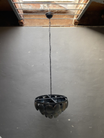 Stoere ijzeren lamp 60 cm schijfjes Schijfjeslamp oud zwart lamp hanglamp schelpen schelpjes landelijk stoer industrieel Schijfjeslamp