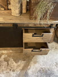 Stoer industrieel landelijk televisiemeubel televisiekast kast dressoir schuifdeuren lades schuifdeurtjes sidetable sideboard metaal hout vergrijsd