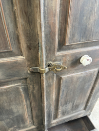 Oud houten kast kastje 2deurs en 2 lades halkastje dichte kast legplanken vergrijsd origineel oudje landelijk stoer sober
