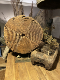Groot oud houten wiel rond ornament op standaard voet landelijk vintage