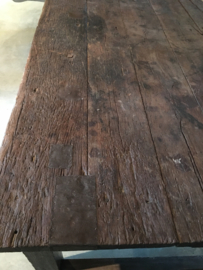 Stoere grote oude donker grove houten tafel 3 meter 300 cm eettafel grof hout veel nerf fabriekstafel blokpoten boerentafel werkbank industrieel landelijk urban