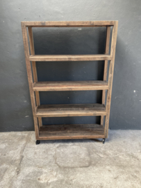 Stoere oud houten kast wandkast rek schap Roomdivider on wheels op wieltjes trolley boekenkast teakhout Bassano boekenkast roomdivider wandmeubel landelijk stoer boekenrek op wieltjes Bassano